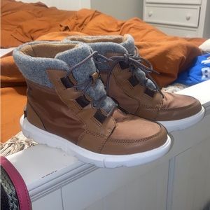 Sorrel snow boots